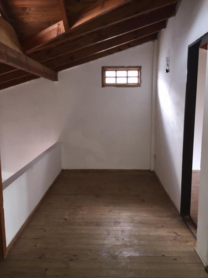 Alquiler depto tipo duplex de tres dormitorios en Barrio De Cano Funes en Los Hornos, calle 141 entre 58 y 59