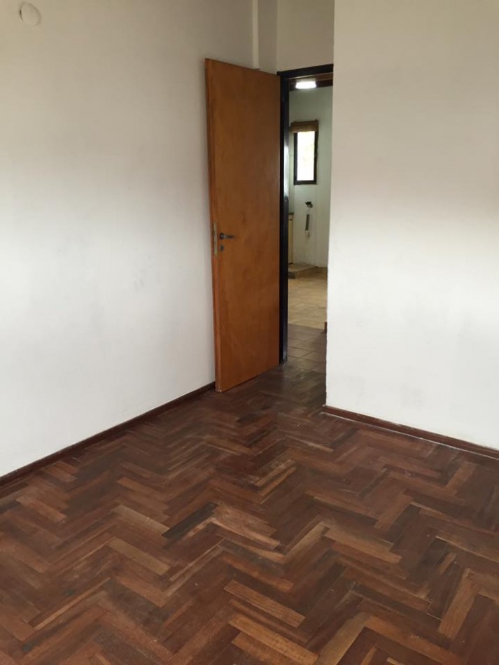 Alquiler depto tipo duplex de tres dormitorios en Barrio De Cano Funes en Los Hornos, calle 141 entre 58 y 59
