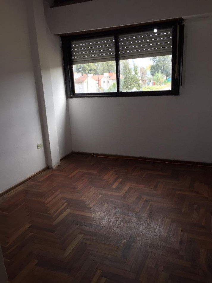 Alquiler depto tipo duplex de tres dormitorios en Barrio De Cano Funes en Los Hornos, calle 141 entre 58 y 59