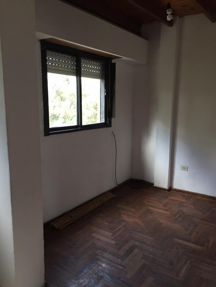 Alquiler depto tipo duplex de tres dormitorios en Barrio De Cano Funes en Los Hornos, calle 141 entre 58 y 59