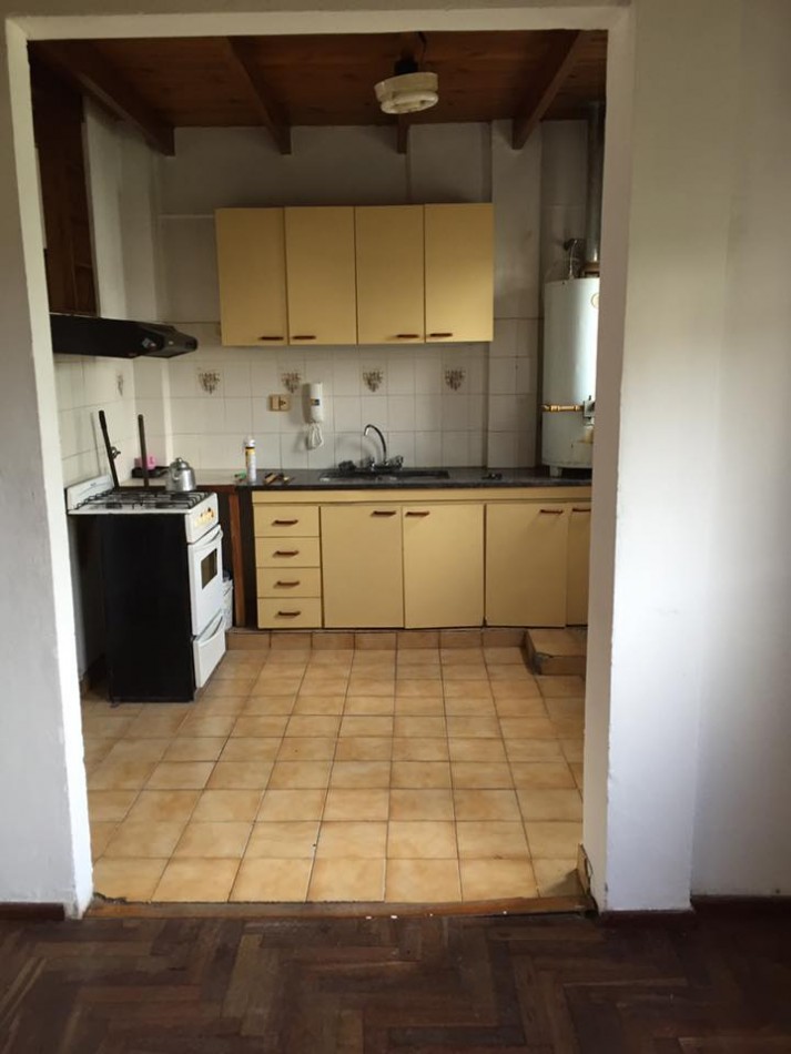 Alquiler depto tipo duplex de tres dormitorios en Barrio De Cano Funes en Los Hornos, calle 141 entre 58 y 59