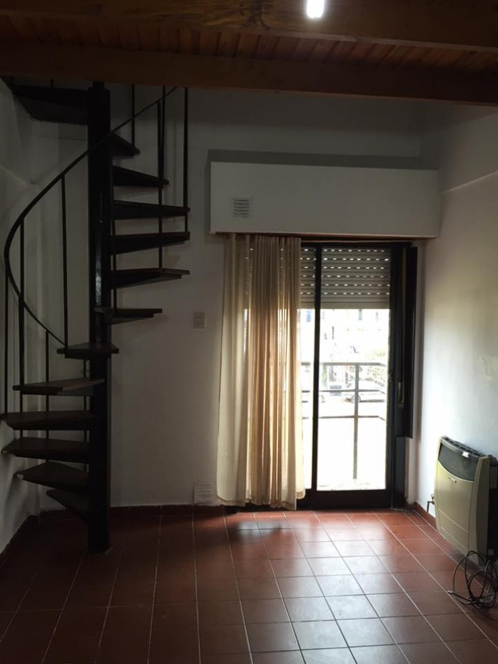 Alquiler depto tipo duplex de tres dormitorios en Barrio De Cano Funes en Los Hornos, calle 141 entre 58 y 59