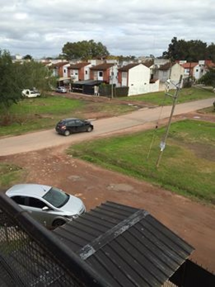 Alquiler depto tipo duplex de tres dormitorios en Barrio De Cano Funes en Los Hornos, calle 141 entre 58 y 59