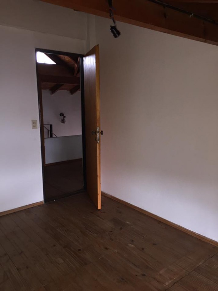 Alquiler depto tipo duplex de tres dormitorios en Barrio De Cano Funes en Los Hornos, calle 141 entre 58 y 59