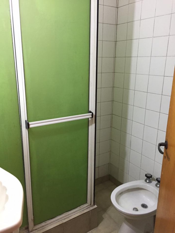 Alquiler depto tipo duplex de tres dormitorios en Barrio De Cano Funes en Los Hornos, calle 141 entre 58 y 59