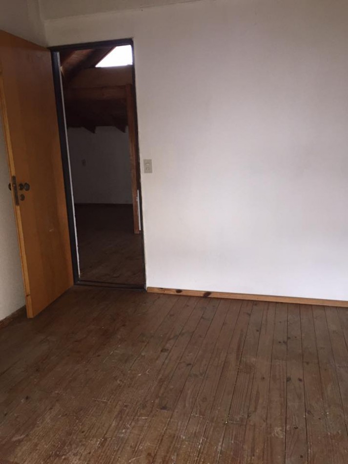 Alquiler depto tipo duplex de tres dormitorios en Barrio De Cano Funes en Los Hornos, calle 141 entre 58 y 59