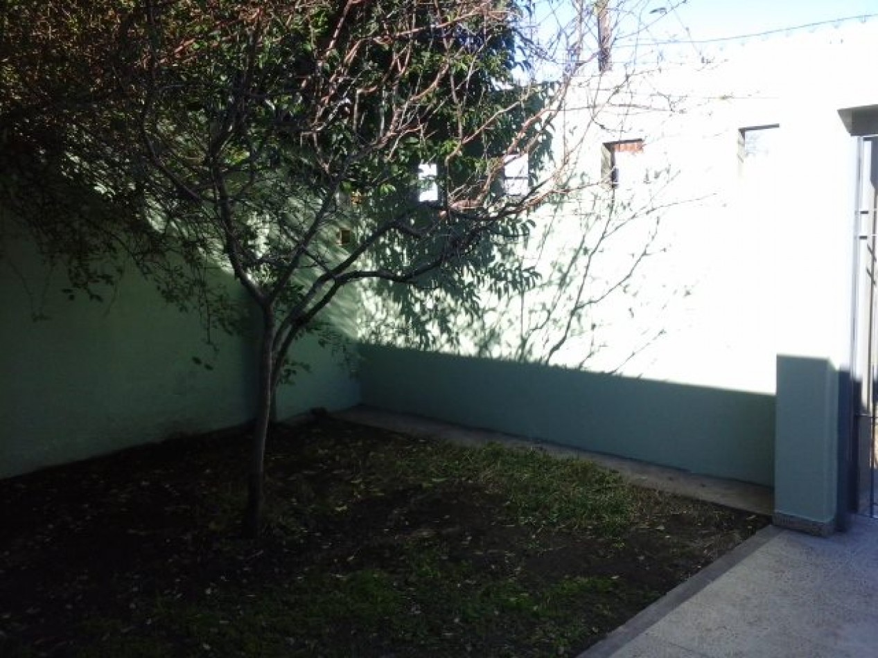 Alquiler ph 1 dormitorio s/exp Los Hornos 139 y 63