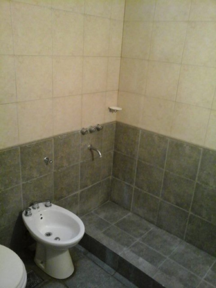 Alquiler ph 1 dormitorio s/exp Los Hornos 139 y 63