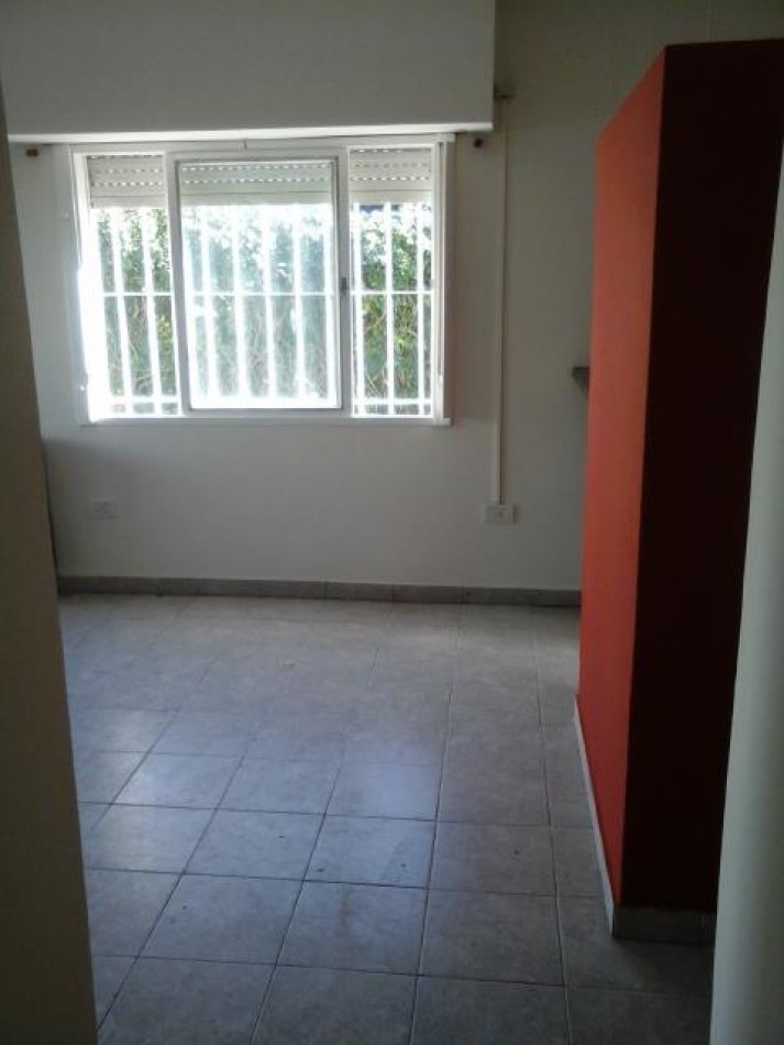 Alquiler ph 1 dormitorio s/exp Los Hornos 139 y 63