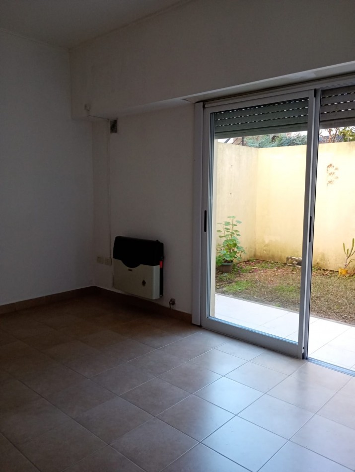 Alquiler ph de 1 dormitorio c/patio 68 e/3 y 4 