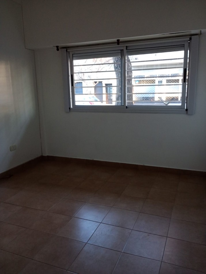 Alquiler ph de 1 dormitorio c/patio 68 e/3 y 4 