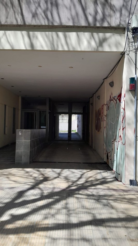 ALQUILER COCHERA 60 E/ 3 Y 4