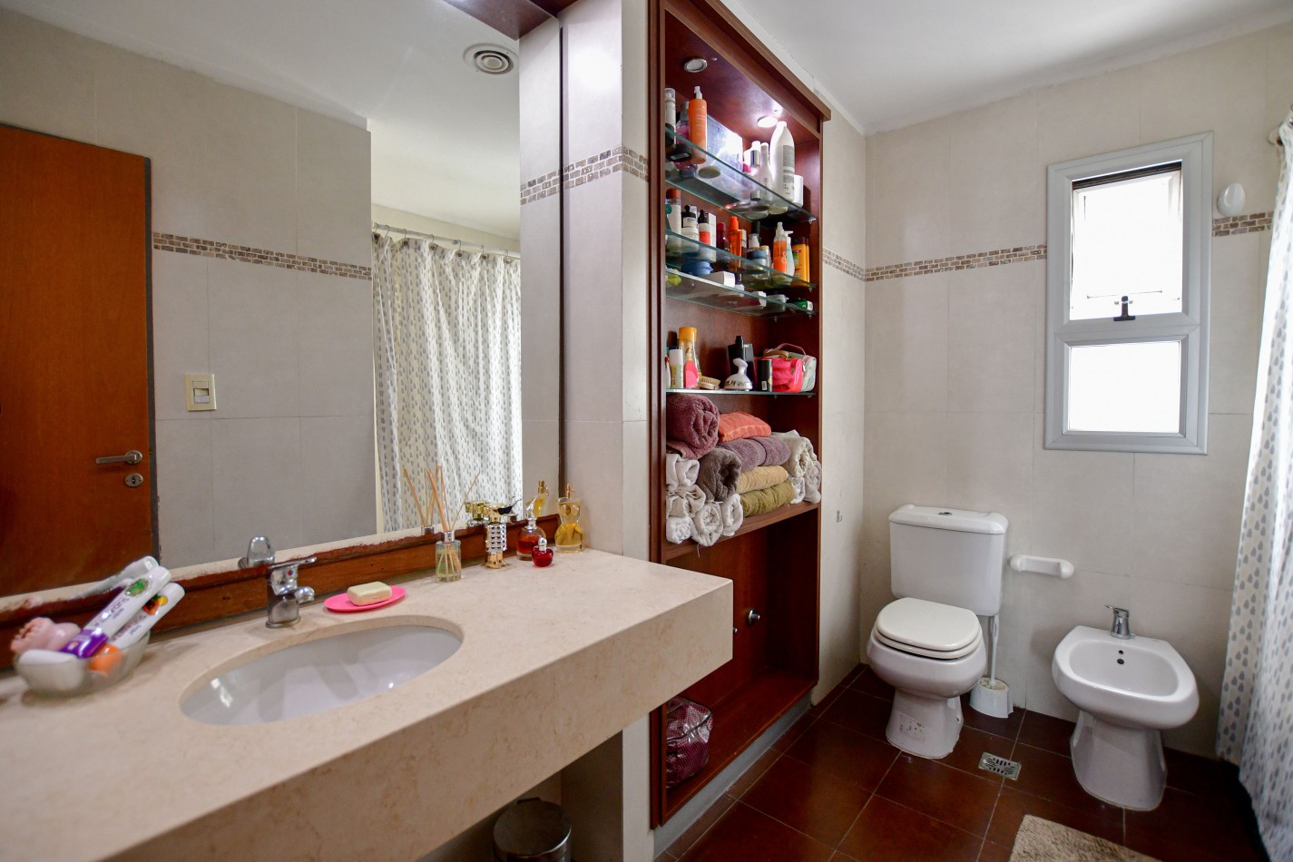 Importante semipiso en Av. 1 entre 56 y 57