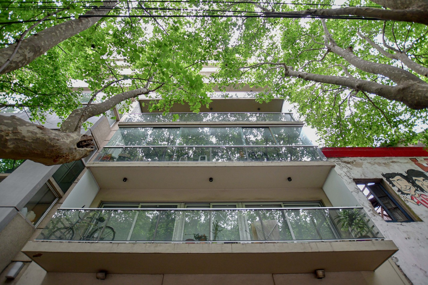 Importante semipiso en Av. 1 entre 56 y 57