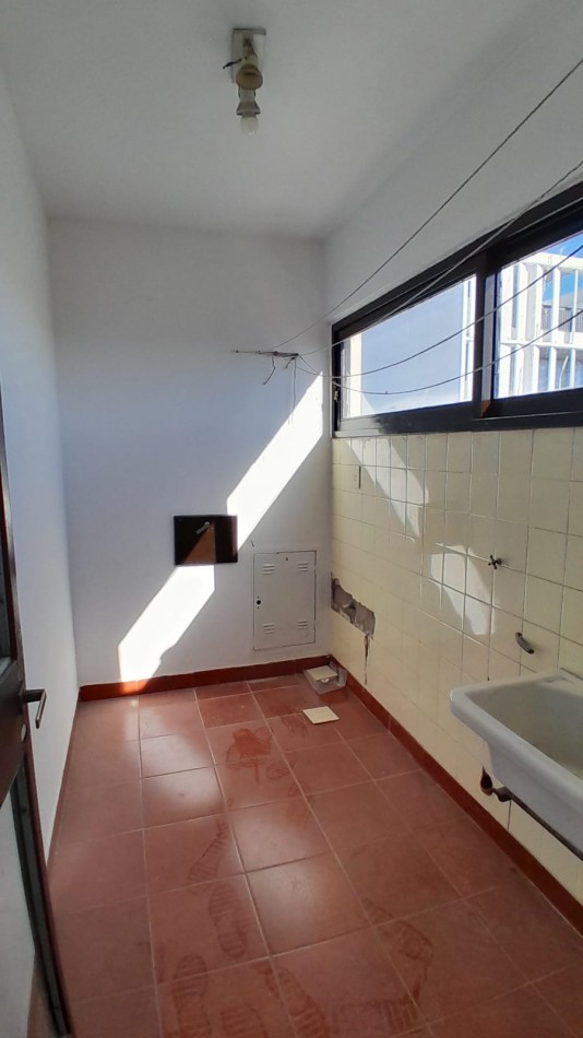 ALQUILER DPTO DOS DORM Y COCHERA EN 49 Y 13