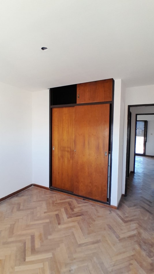 ALQUILER DPTO DOS DORM Y COCHERA EN 49 Y 13