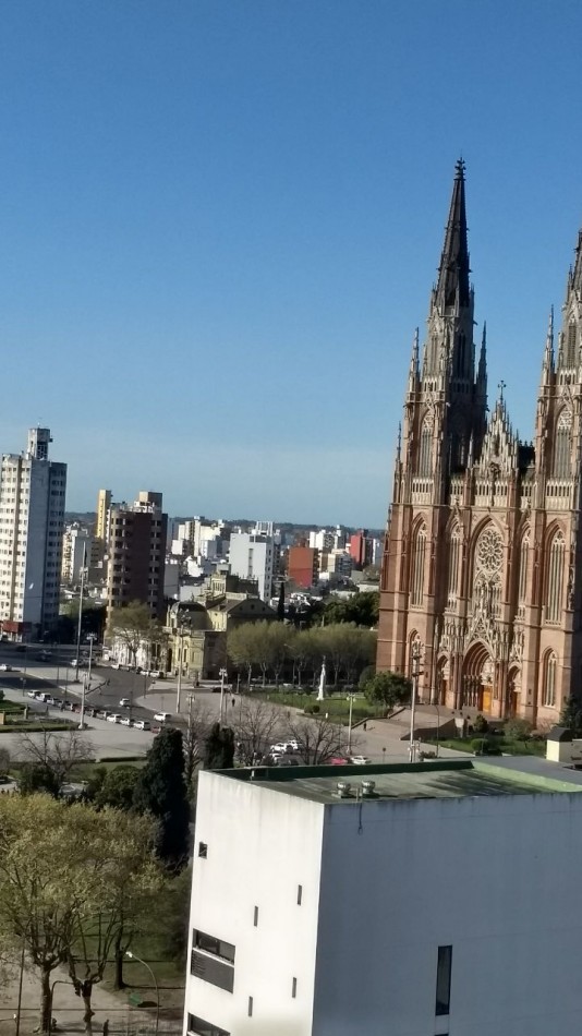 ALQUILER DPTO DOS DORM Y COCHERA EN 49 Y 13