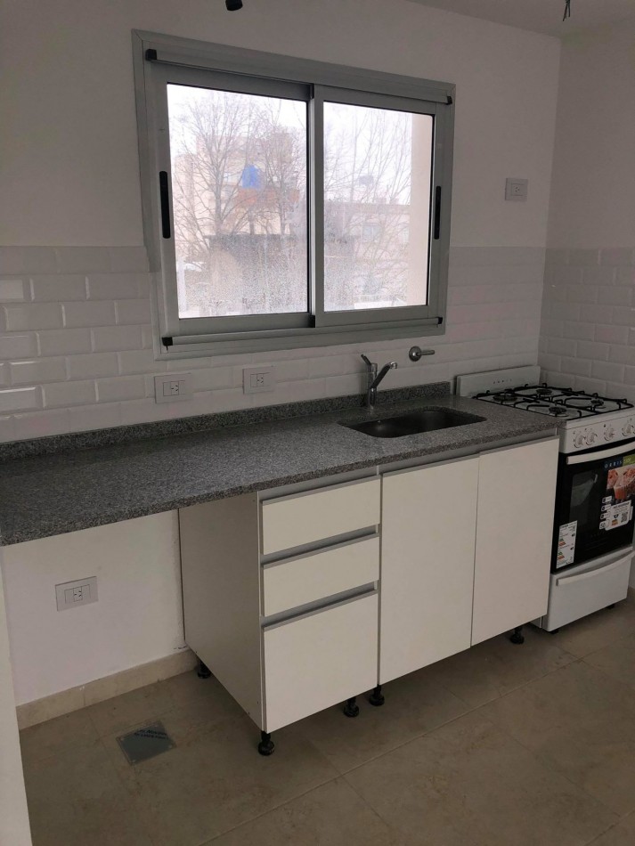 ALQUILER DPTO UN DORM Y COCHERA EN 5 Y 62