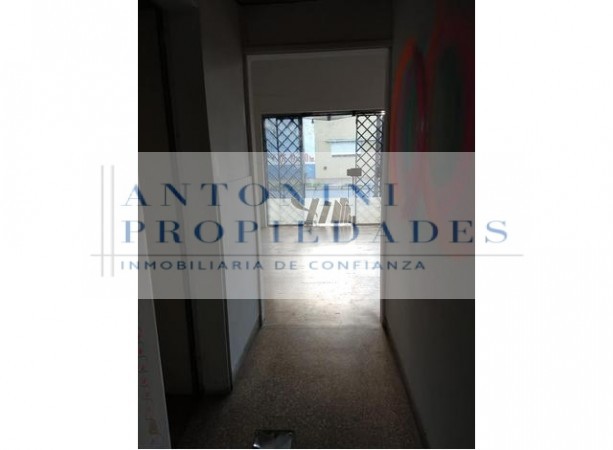 VENTA Local comercial + departamento con patio 530 e/6 y 7